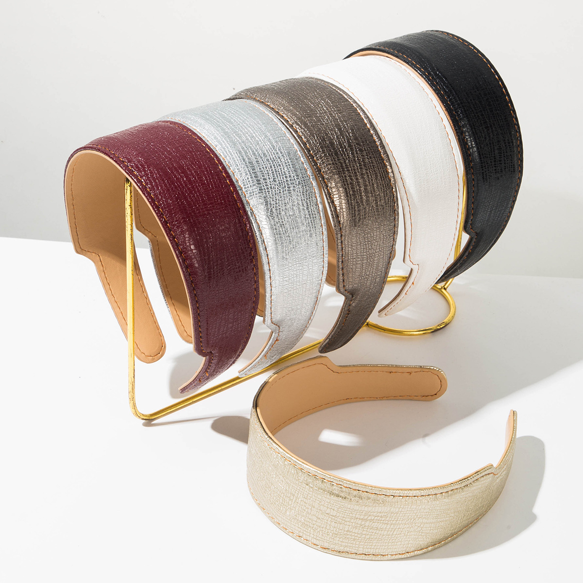 Simple, luxurious, and high-end leather headband for women; versatile, concave headband; wide-brimmed hair accessory for face washing and hair support.