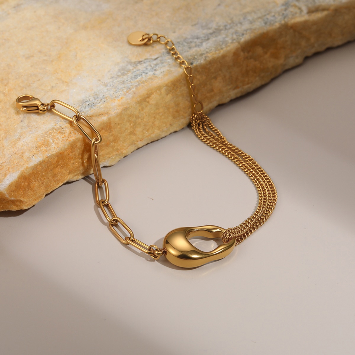 Minimalist stainless steel bracelet for women, with genuine gold plating for a luxurious and high-end look.