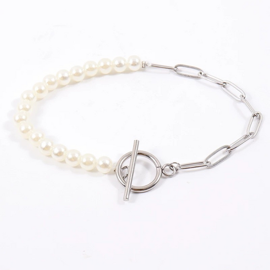 Simple and stylish pearl bracelet for women, with a metal chain and OT clasp – a stylish and luxurious accessory.