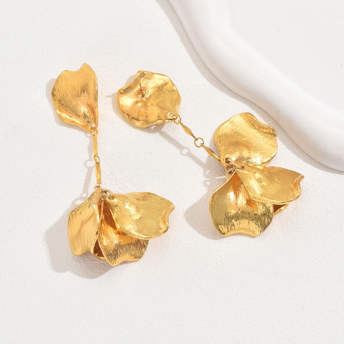 European and niche alloy 3D flower design earrings, fashionable and high-end earrings with an elegant feel