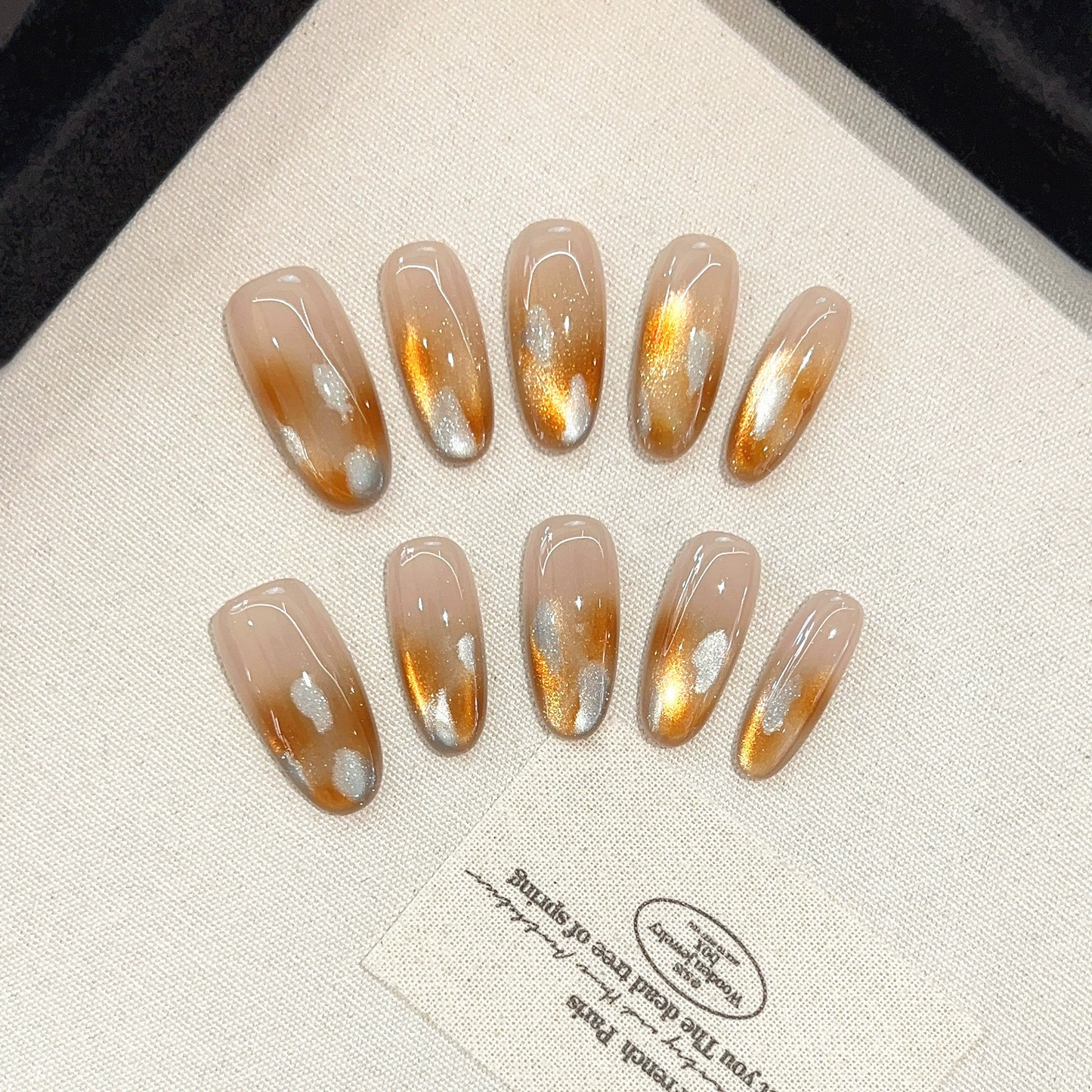 A new light brown cat-eye nail set that is very popular in autumn and winter.