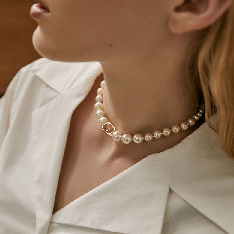 Retro pearl necklace – a stylish, luxury, and niche piece with a high-end design. Ideal as a collar necklace or a charm to be worn around the collarbone.