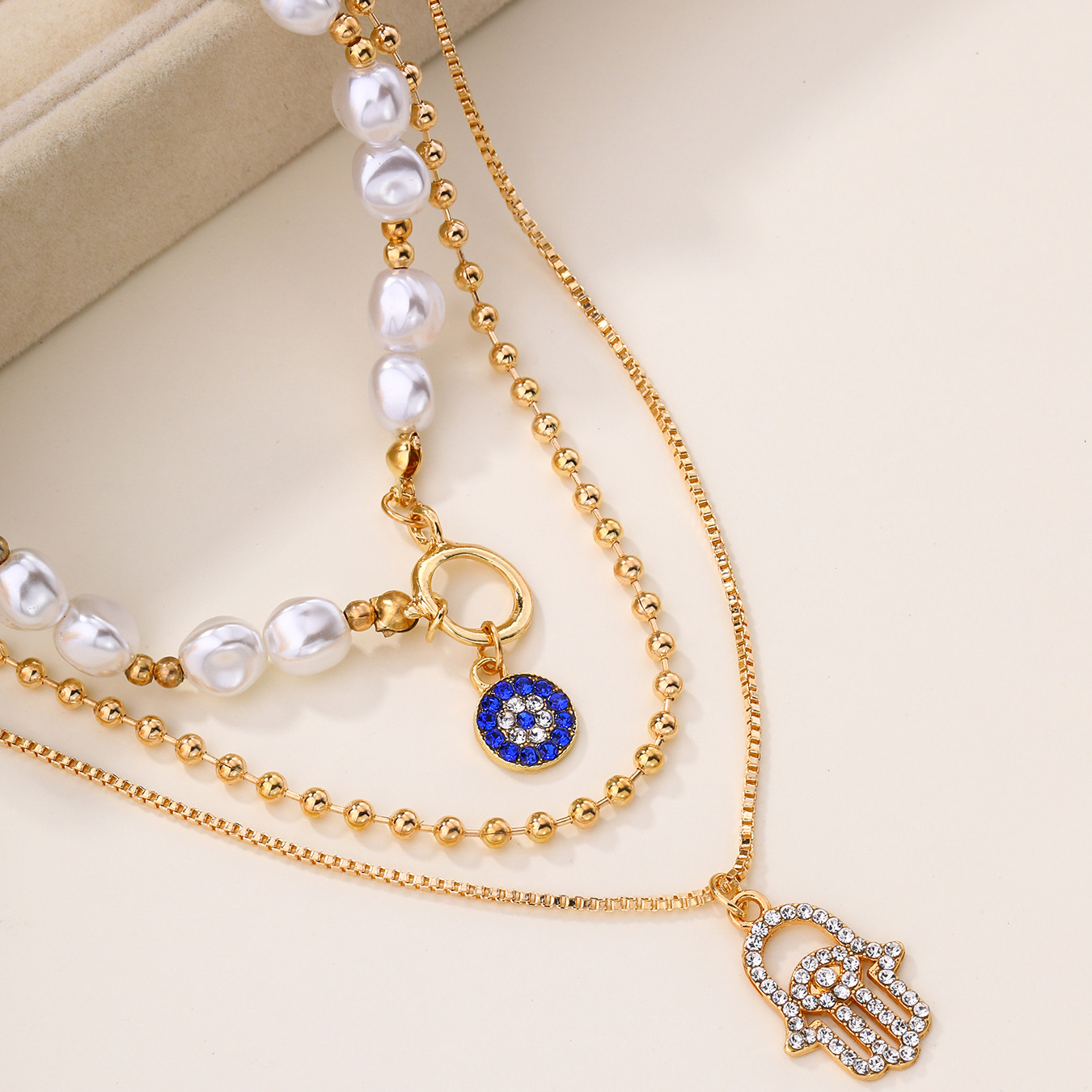 New pearl necklace with a diamond-encrusted pendant – a stylish, premium, and somewhat over-the-top accessory for women.