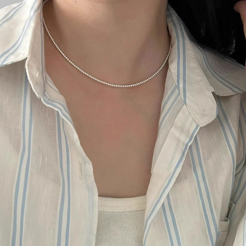 Mother-of-pearl necklace exudes a sense of luxury; its bright-colored beads create a dazzling and elegant look when worn around the collarbone.