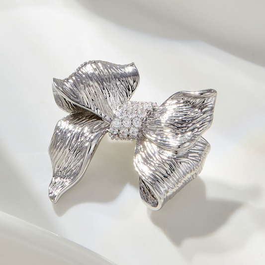 Bow tie brooch and floral pin – new autumn/winter styles for suits