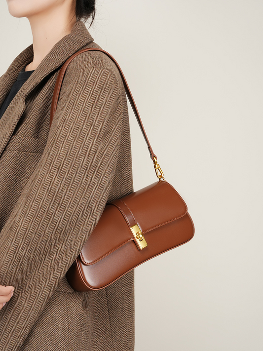 An exclusive bag similar to a French baguette, offering a sophisticated look – a versatile bag that can be carried on one shoulder or slung across the body.