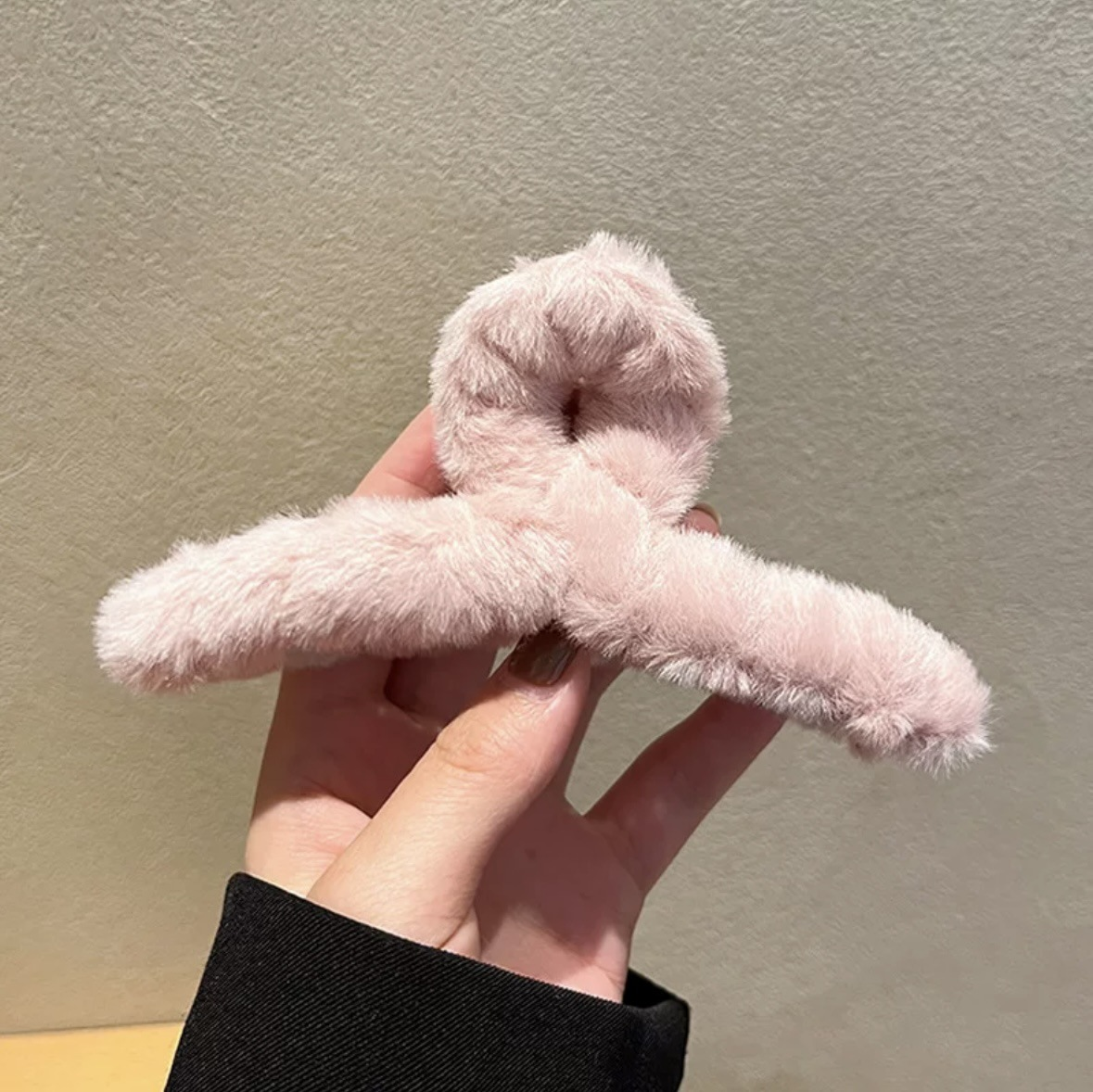 Large plush hair clip for women, perfect for autumn and winter updos, a new style of shark hair clip.