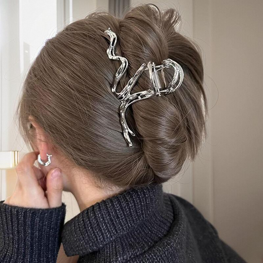 Simple metal butterfly-shaped hollowed-out hair clip, high-quality Y2K style, fashionable and elegant shark clip, ponytail clip hair accessory.