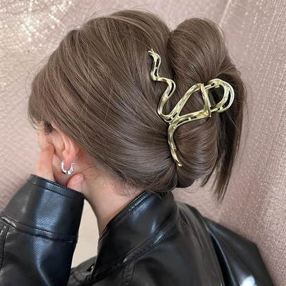 Simple metal butterfly-shaped hollowed-out hair clip, high-quality Y2K style, fashionable and elegant shark clip, ponytail clip hair accessory.