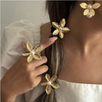 Minimalist and understated design, metallic gold hair tie, high-end hair band/hair tie