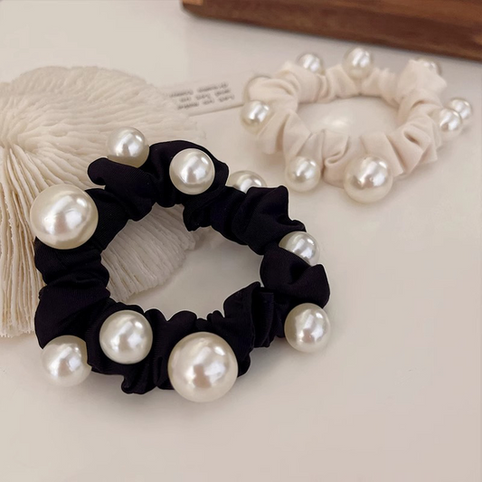 Elegant pearl hair tie, minimalist style, sophisticated look, perfect for a ponytail or hair tie.