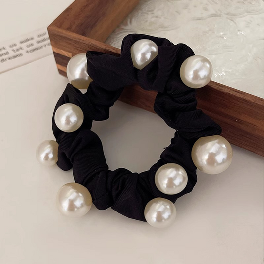 Elegant pearl hair tie, minimalist style, sophisticated look, perfect for a ponytail or hair tie.