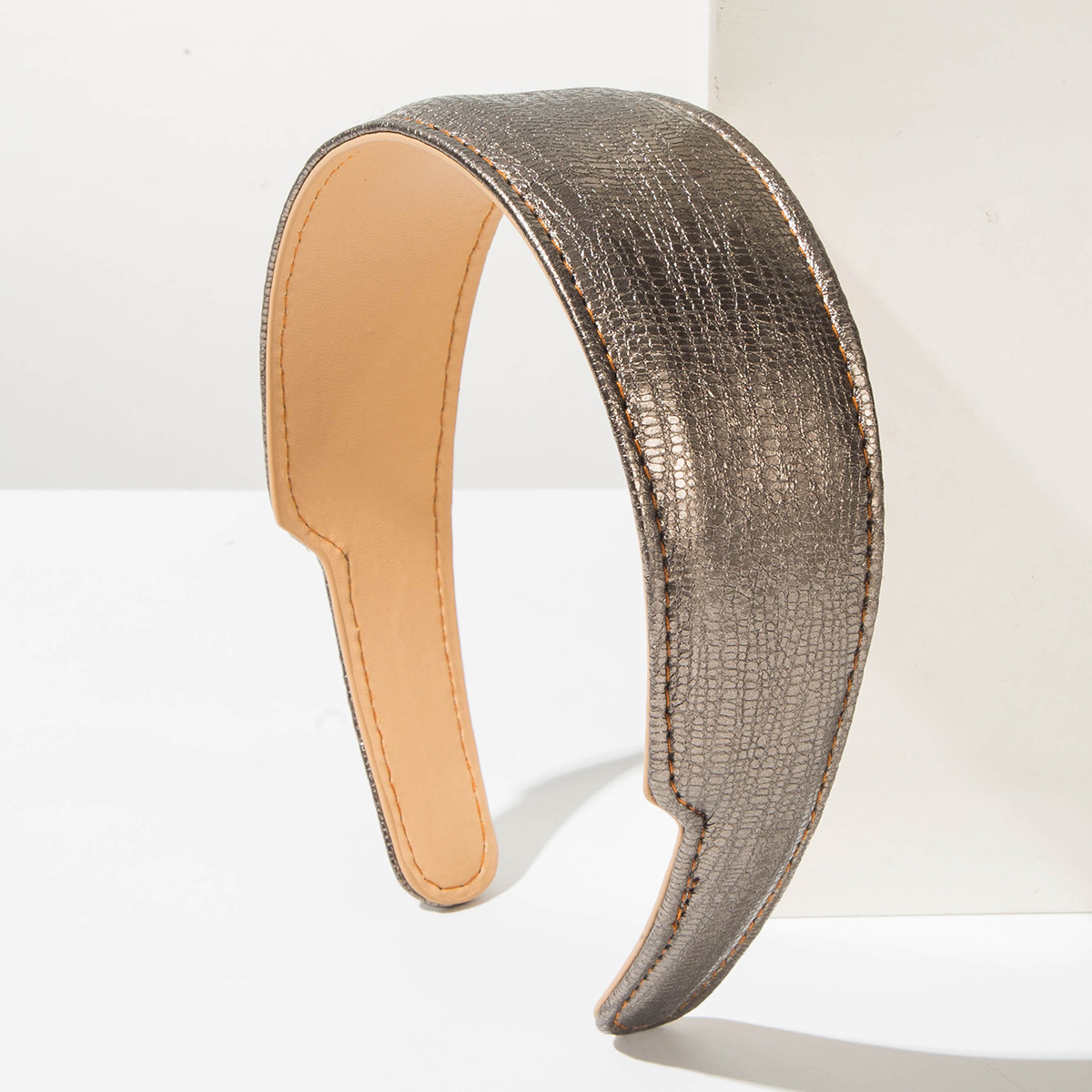 Simple, luxurious, and high-end leather headband for women; versatile, concave headband; wide-brimmed hair accessory for face washing and hair support.