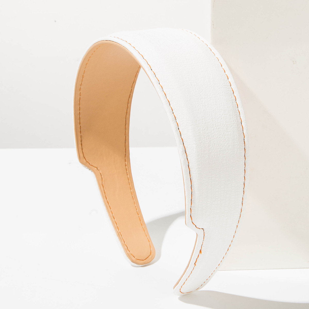 Simple, luxurious, and high-end leather headband for women; versatile, concave headband; wide-brimmed hair accessory for face washing and hair support.