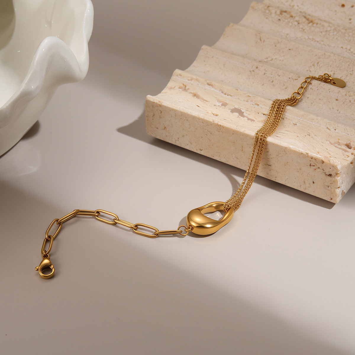 Minimalist stainless steel bracelet for women, with genuine gold plating for a luxurious and high-end look.