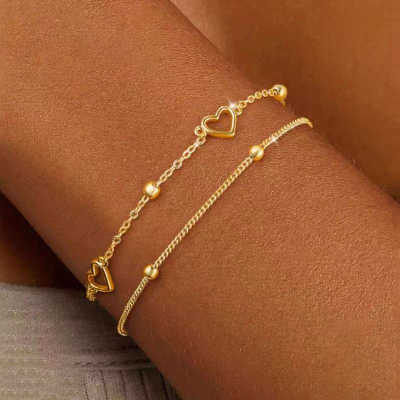 Double-layered, aloof in appearance, with bead-encrusted chains and an alloy heart-shaped bracelet