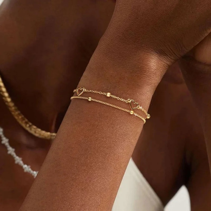 Double-layered, aloof in appearance, with bead-encrusted chains and an alloy heart-shaped bracelet