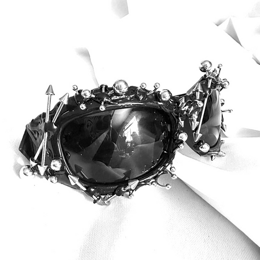 Street-style punk studded metal design colorful framed sunglasses are fashionable and trendy, making your face look smaller.