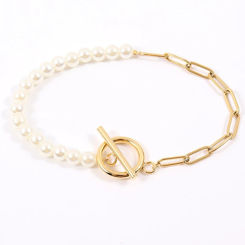 Simple and stylish pearl bracelet for women, with a metal chain and OT clasp – a stylish and luxurious accessory.