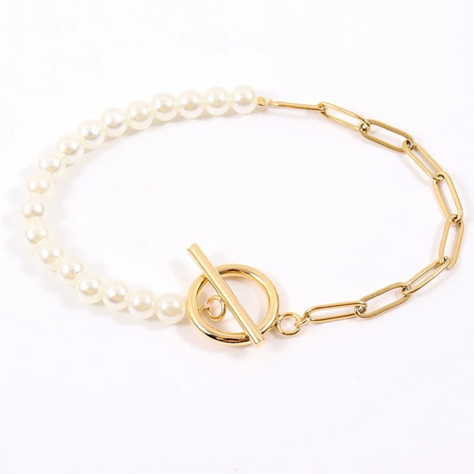 Simple and stylish pearl bracelet for women, with a metal chain and OT clasp – a stylish and luxurious accessory.