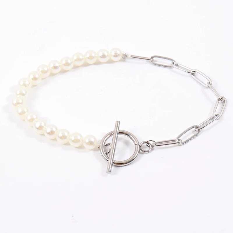 Simple and stylish pearl bracelet for women, with a metal chain and OT clasp – a stylish and luxurious accessory.