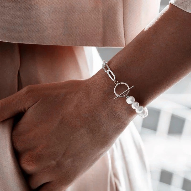 Simple and stylish pearl bracelet for women, with a metal chain and OT clasp – a stylish and luxurious accessory.