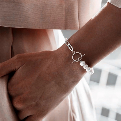 Simple and stylish pearl bracelet for women, with a metal chain and OT clasp – a stylish and luxurious accessory.