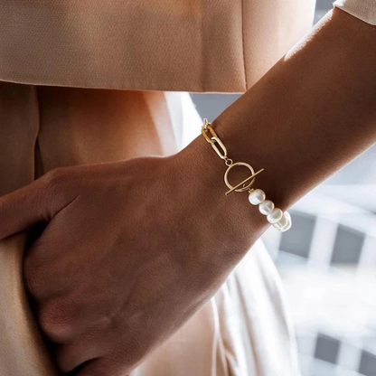 Simple and stylish pearl bracelet for women, with a metal chain and OT clasp – a stylish and luxurious accessory.