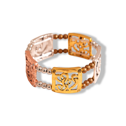 Square, hollowed-out heart-shaped pieces are used to create this stylish and luxurious bracelet. It is a feminine, retro, and ethnic-style accessory.
