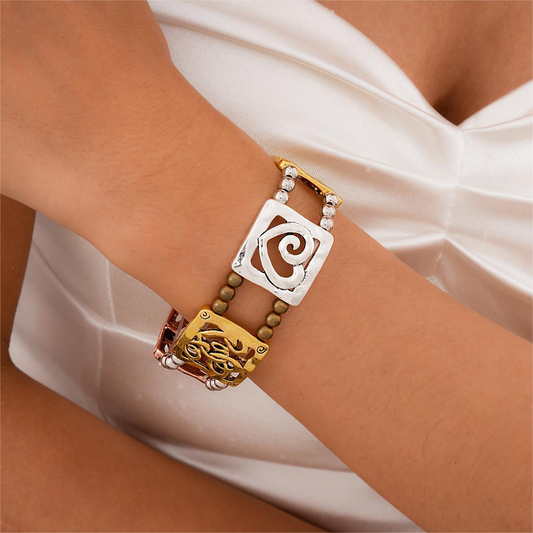 Square, hollowed-out heart-shaped pieces are used to create this stylish and luxurious bracelet. It is a feminine, retro, and ethnic-style accessory.