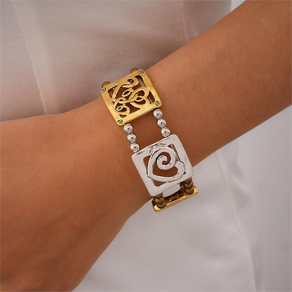 Square, hollowed-out heart-shaped pieces are used to create this stylish and luxurious bracelet. It is a feminine, retro, and ethnic-style accessory.