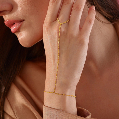 A simple, unique, and understated bracelet that combines a plain chain with a finger-shaped element – a perfect accessory for the back of the hand.