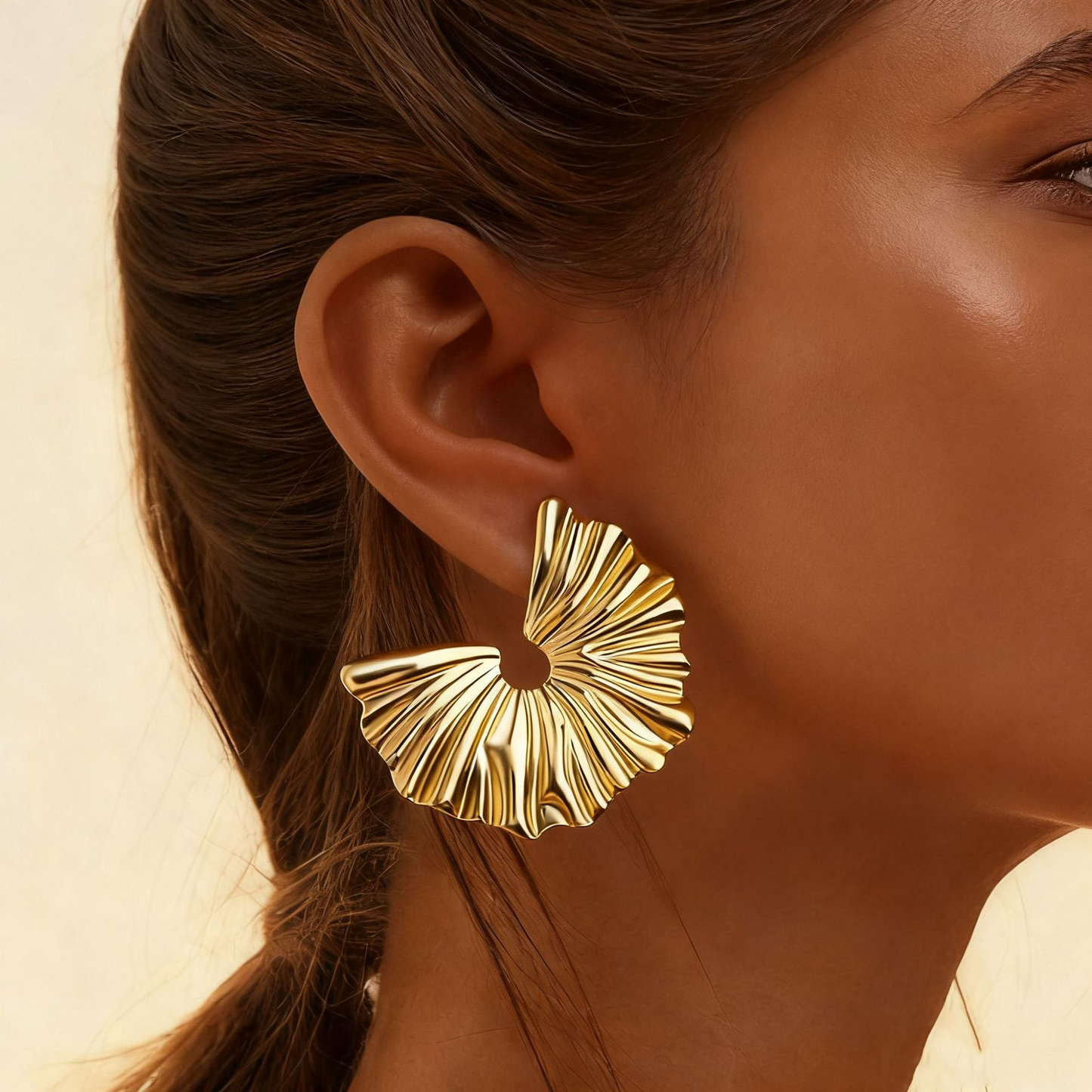 Stainless steel earrings, stylish and versatile, fan-shaped flower design, 18K gold plated, waterproof.