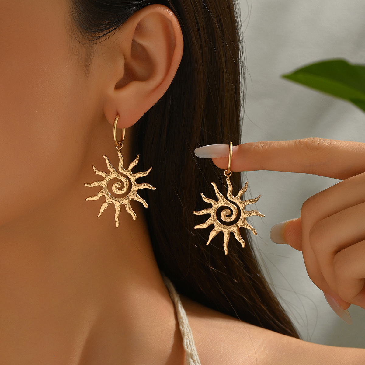 Wholesale sunflower earrings, European and   jewelry, women's light luxury niche high-end earrings, alloy accessories, new earrings