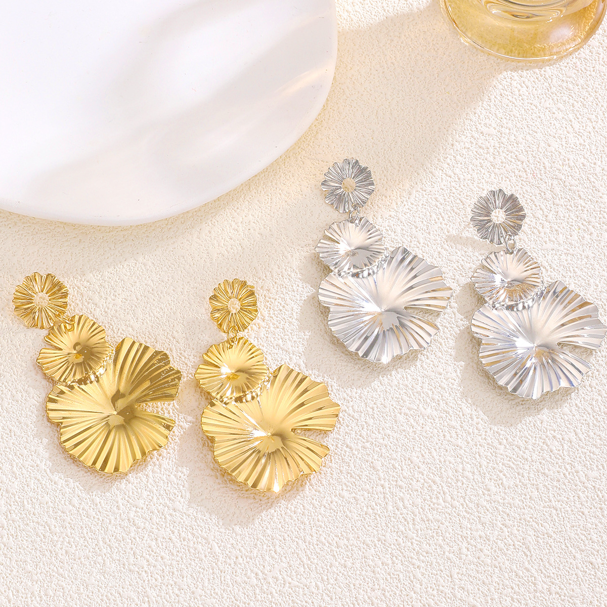 Retro-style large petal long earrings, trendy matte geometric earrings for women.