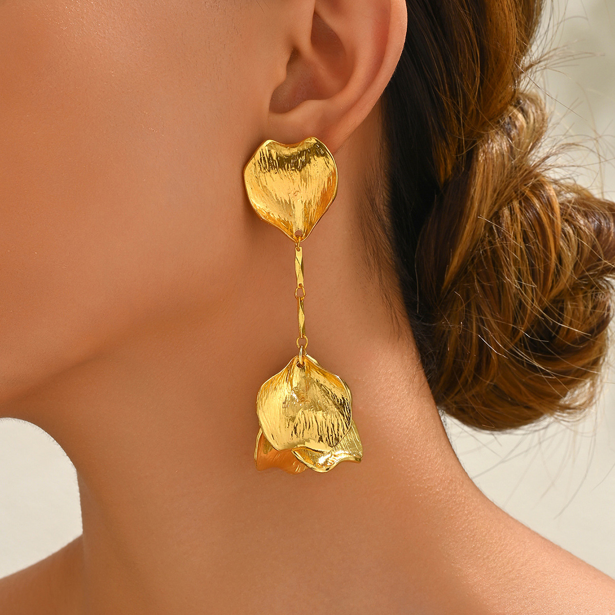 European and  niche alloy 3D flower design earrings, fashionable and high-end earrings with an elegant feel