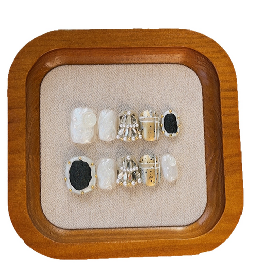 Purely handmade nail art, hand-painted designs that are gentle on the skin and help to make the nails look fairer. These nails can be worn directly.
