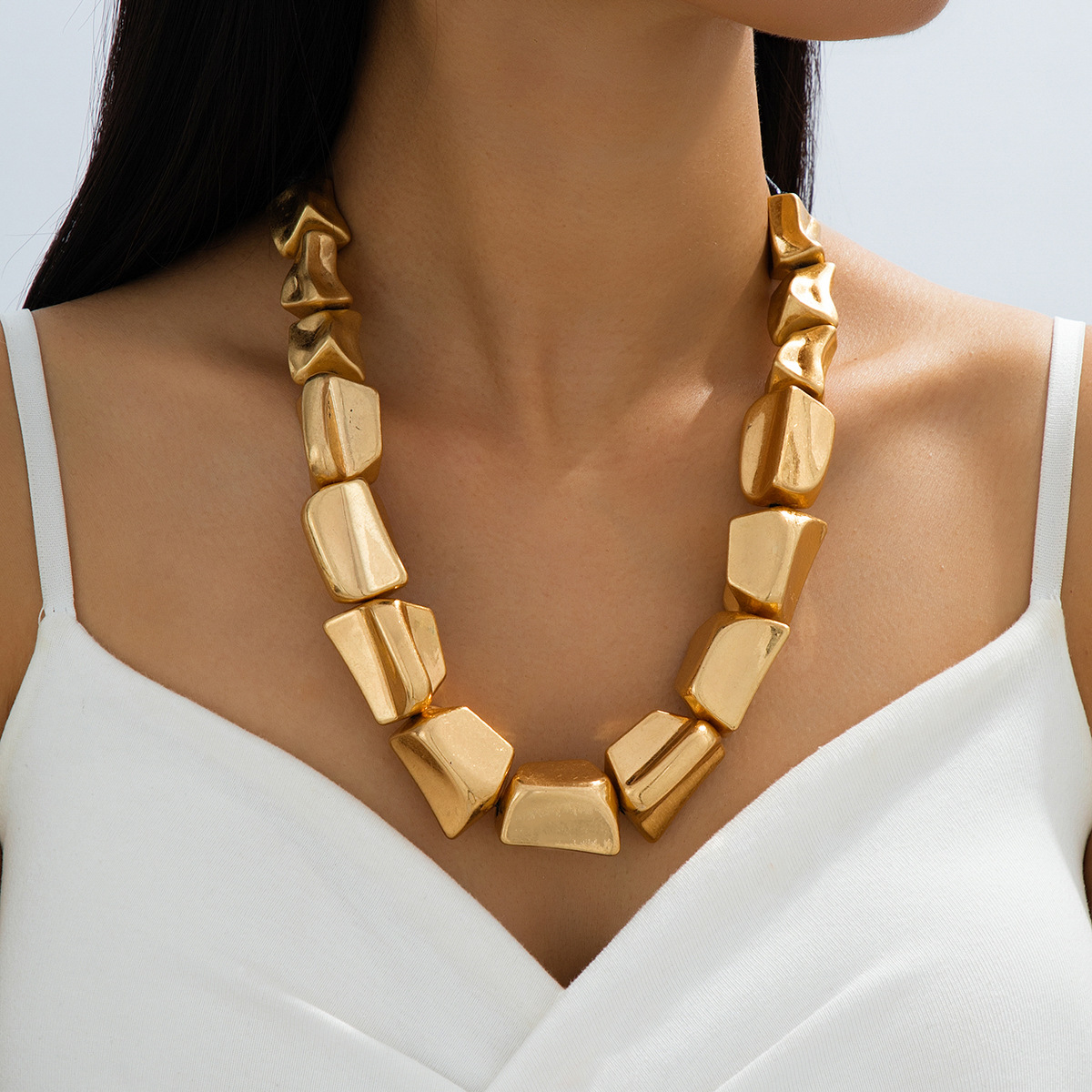 Minimalist style, fashionable irregular clavicle chain, available for wholesale, retro short style.