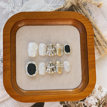 Purely handmade nail art, hand-painted designs that are gentle on the skin and help to make the nails look fairer. These nails can be worn directly.
