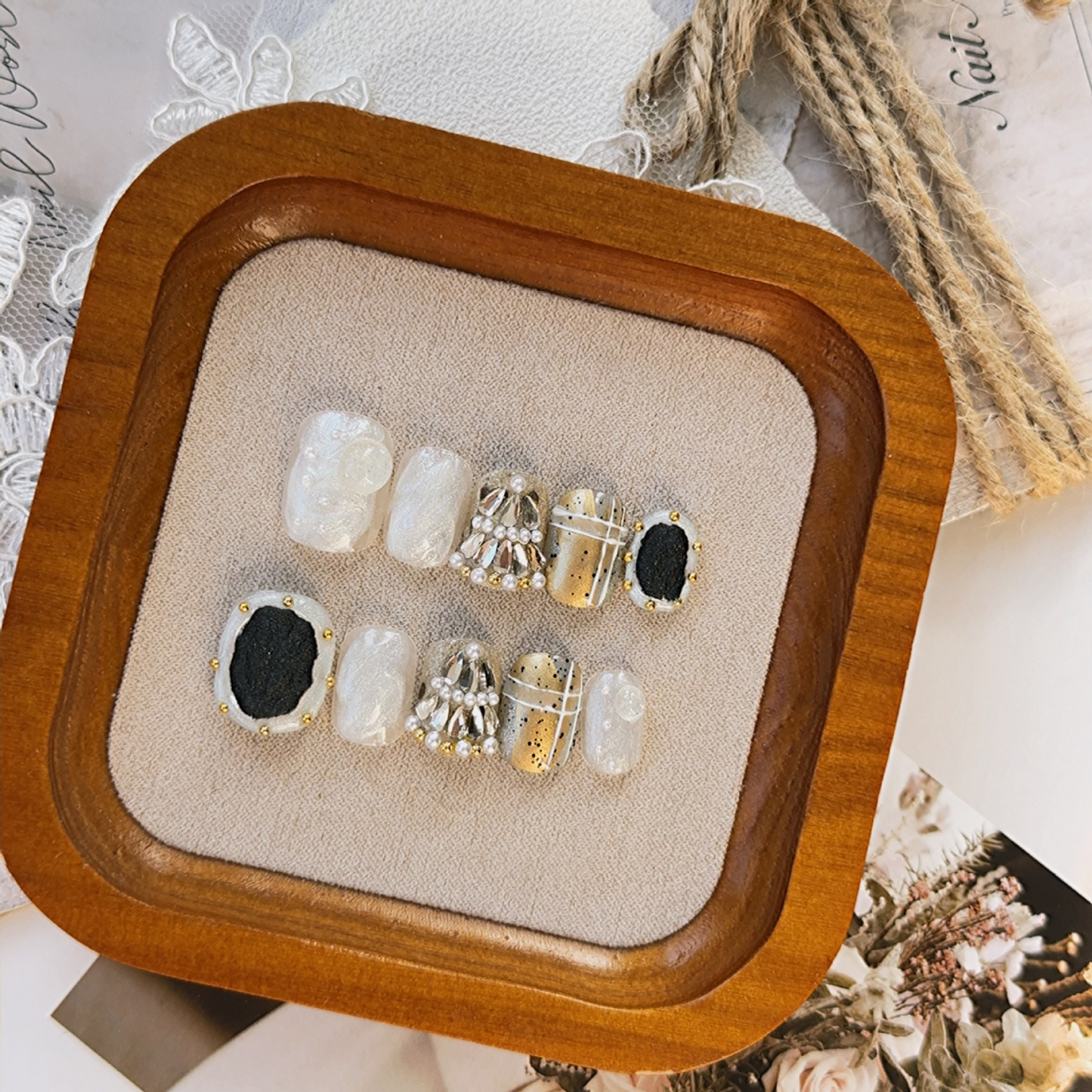 Purely handmade nail art, hand-painted designs that are gentle on the skin and help to make the nails look fairer. These nails can be worn directly.