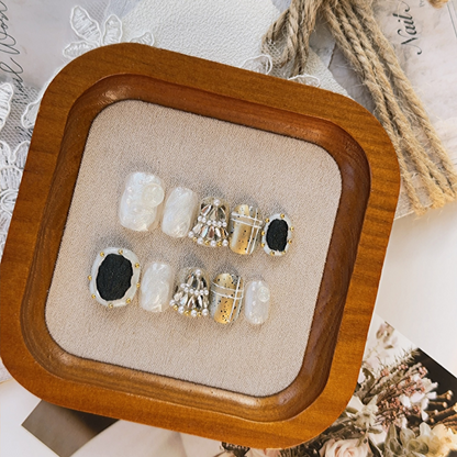 Purely handmade nail art, hand-painted designs that are gentle on the skin and help to make the nails look fairer. These nails can be worn directly.
