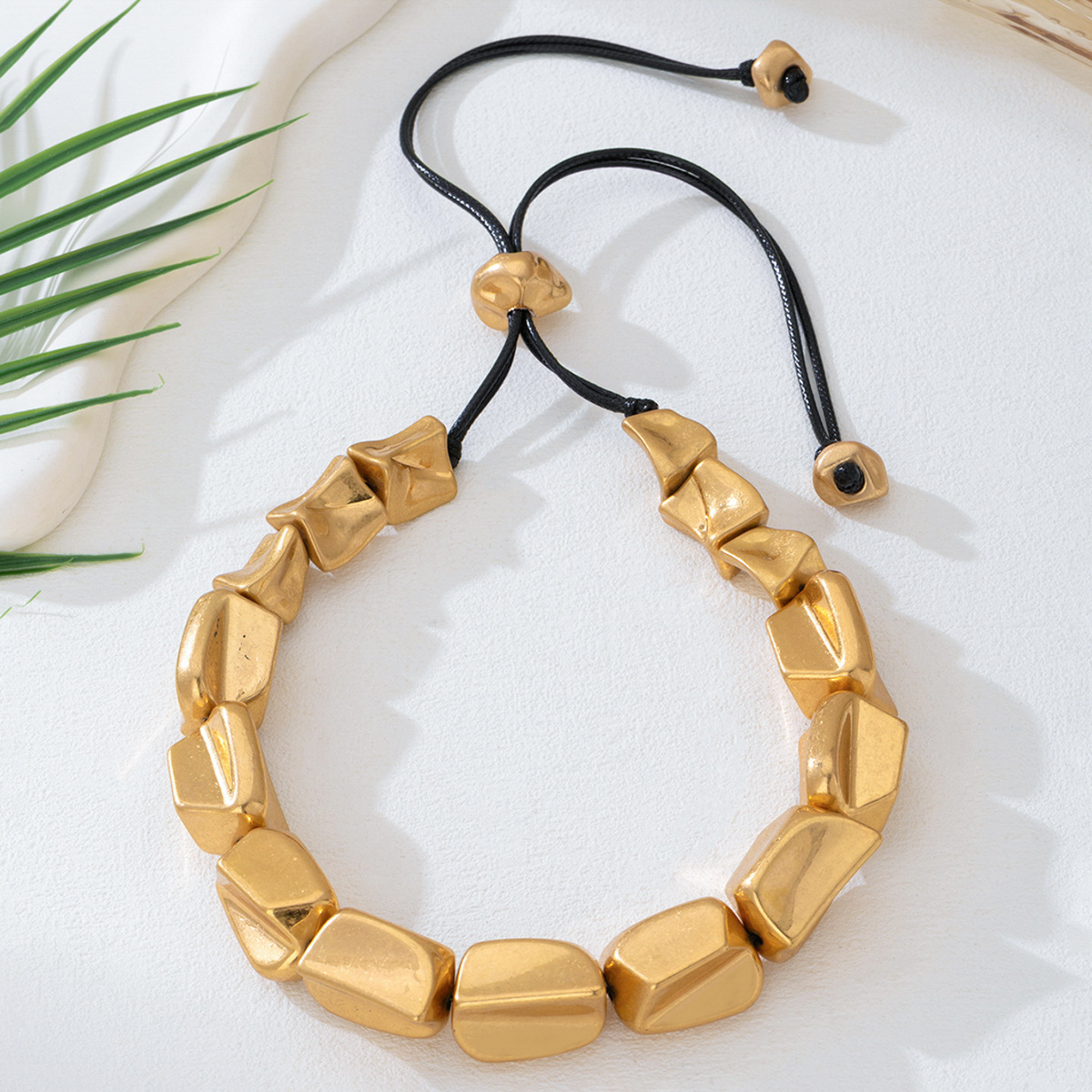 Minimalist style, fashionable irregular clavicle chain, available for wholesale, retro short style.