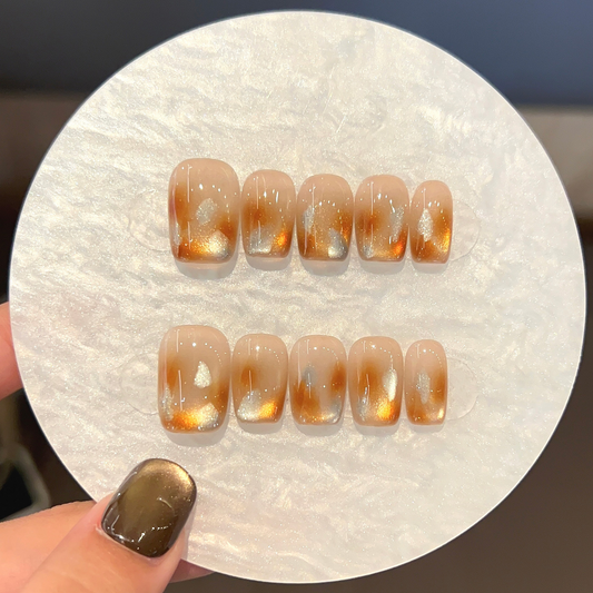 A new light brown cat-eye nail set that is very popular in autumn and winter.