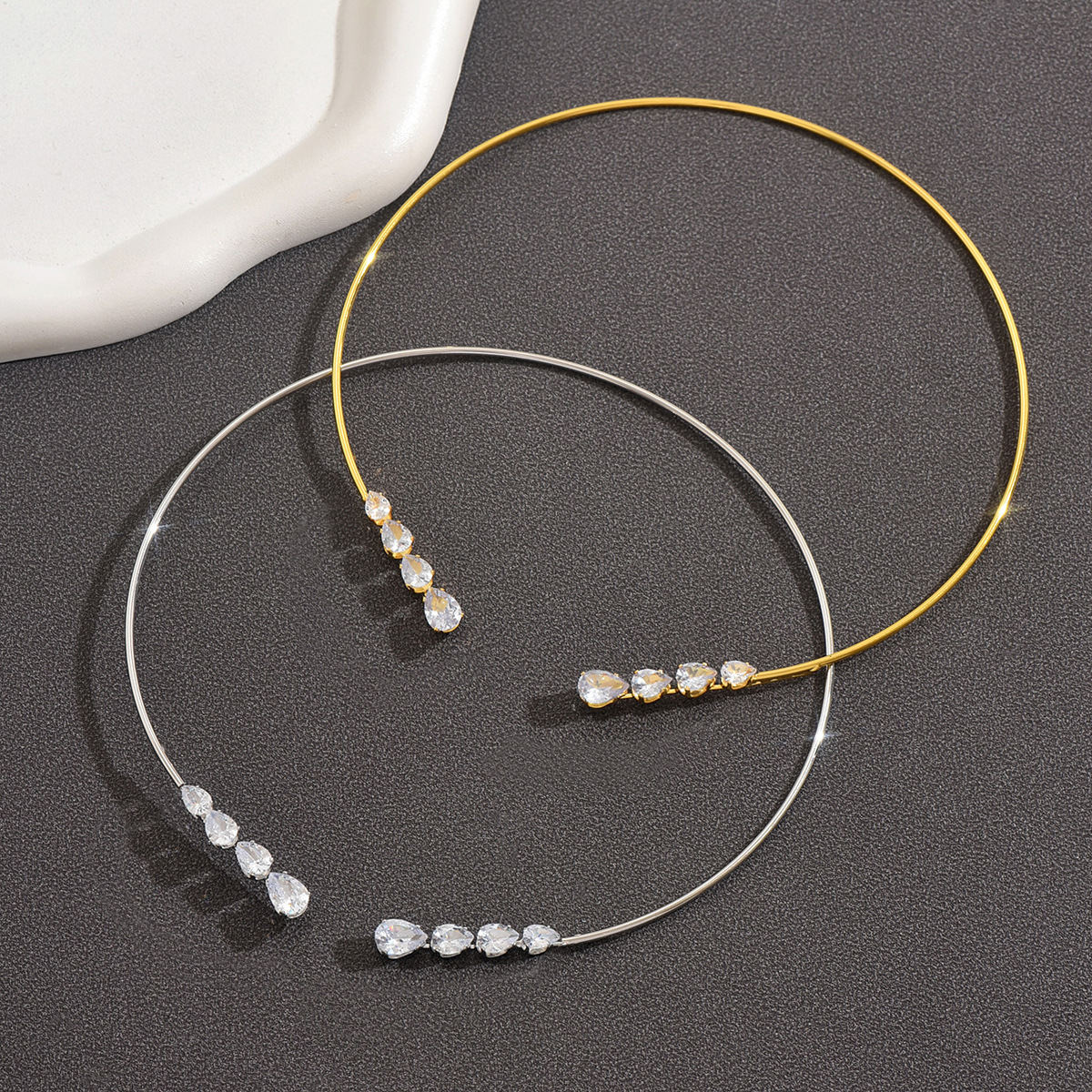 Teardrop-shaped artificial zircon open choker with adjustable copper wire, versatile necklace for women.