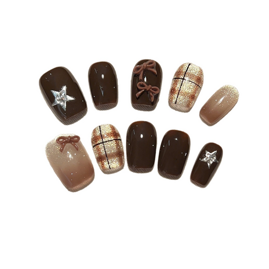 Gradation cat-eye design: a pure, delicate, and stylish nail art that makes your nails look whiter and more adorable. Perfect for elegant looks.