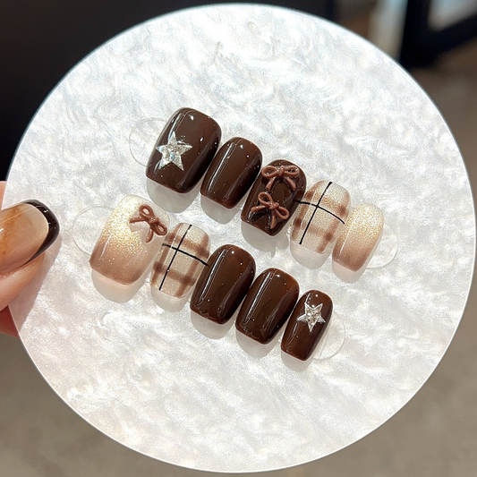 Gradation cat-eye design: a pure, delicate, and stylish nail art that makes your nails look whiter and more adorable. Perfect for elegant looks.