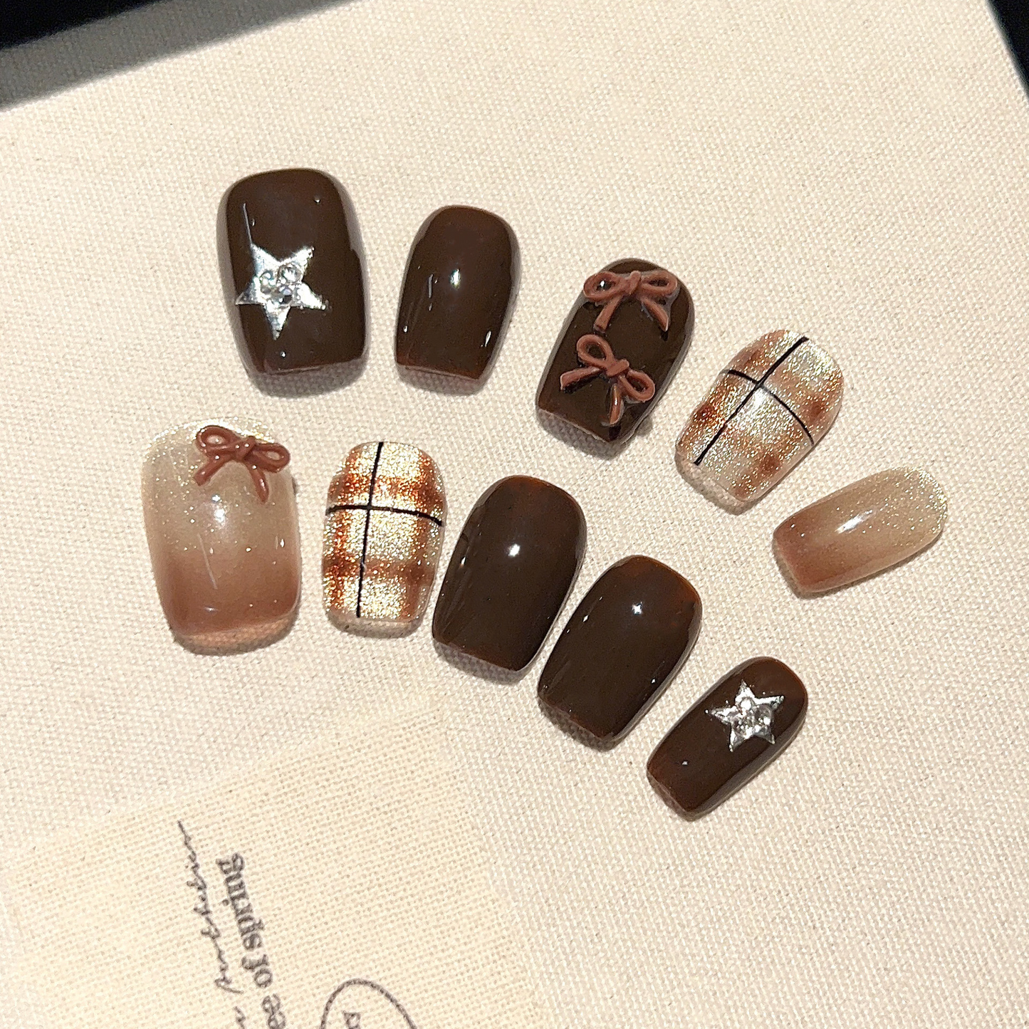 Gradation cat-eye design: a pure, delicate, and stylish nail art that makes your nails look whiter and more adorable. Perfect for elegant looks.