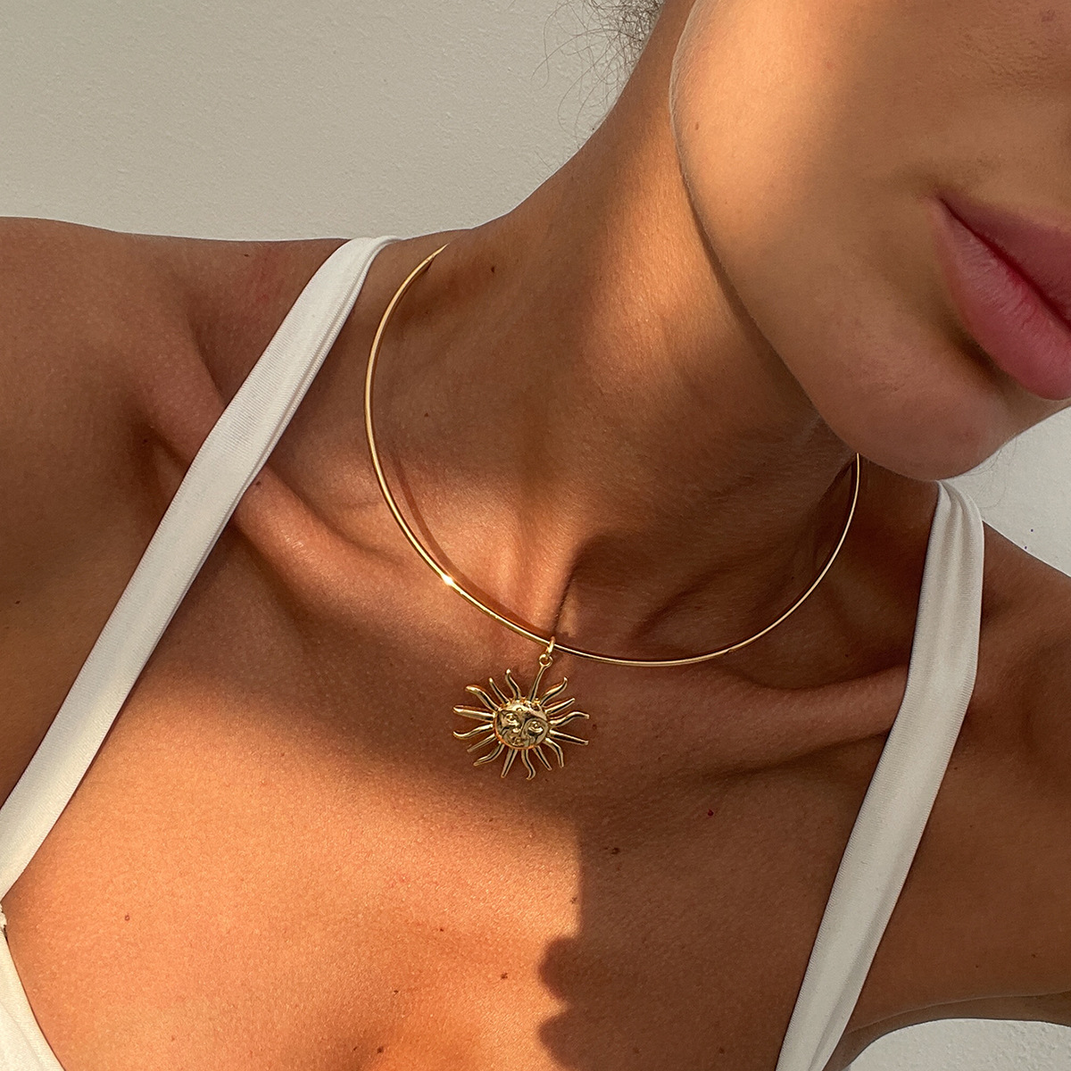 Retro minimalist sun pendant clavicle chain, fashionable alloy necklace necklace.