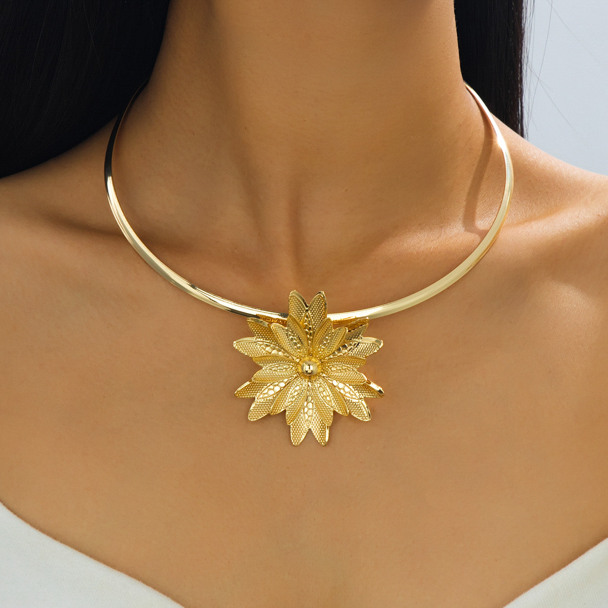 Simple yet striking geometric three-dimensional design, versatile sunflower pendant choker, women's jewelry, banquet gift.