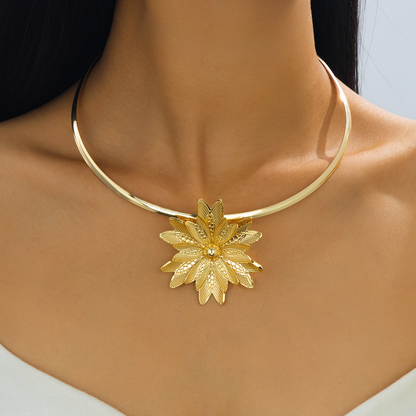 Simple yet striking geometric three-dimensional design, versatile sunflower pendant choker, women's jewelry, banquet gift.